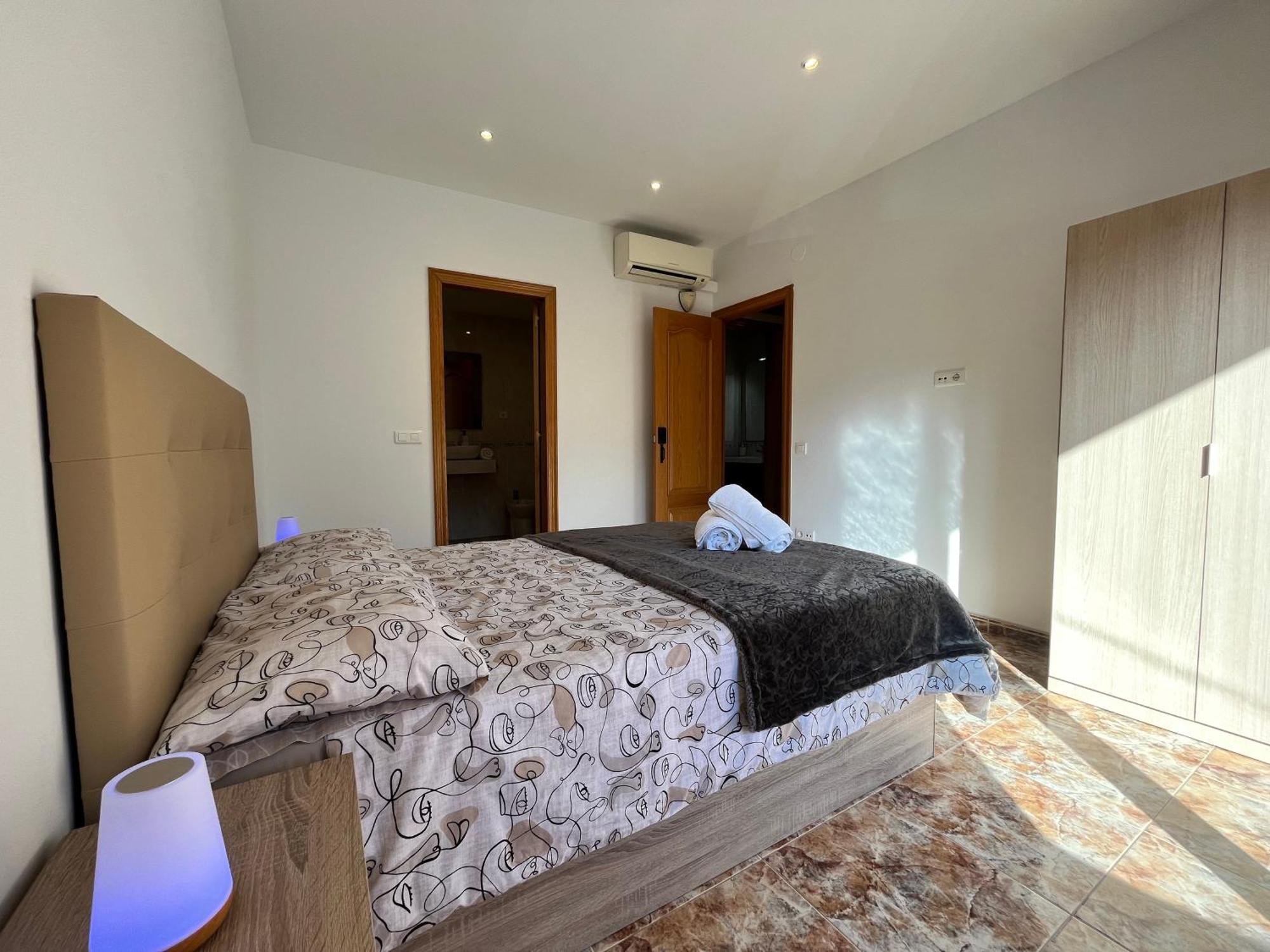 Amplio Apartamento, 5 Camas Sant Esteve Sesrovires Exterior photo